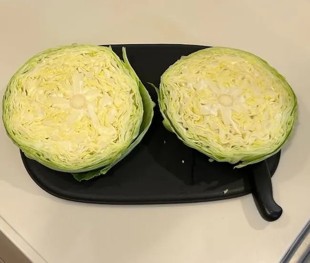 上下に切り分けたキャベツ（撮影：grapeフード編集部）