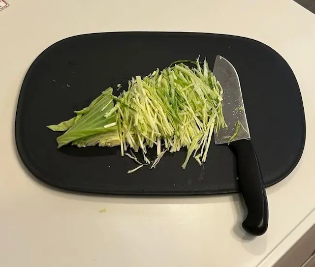 キャベツを千切りにした様子（撮影：grapeフード編集部）