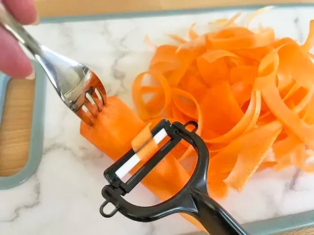 フォークをさしてニンジンを削っている写真（撮影：grapeフード編集部）