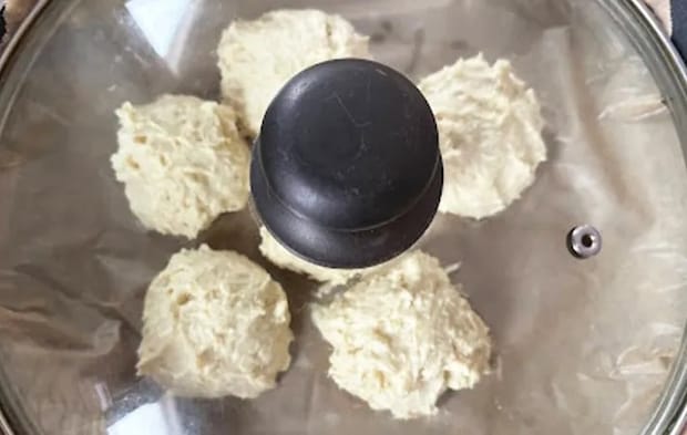 蓋をして焼いている状態（撮影：エニママ）