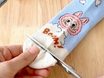 家にある靴下を切り分けて…　たった10分で完成する『ポーチ』の作り方に、称賛！