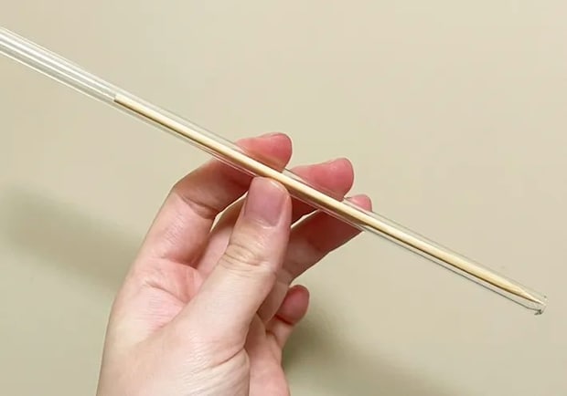 ストローの中に竹串を入れる写真（撮影：grapeライフハック編集部）