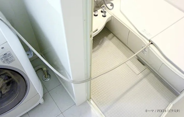 『お風呂の残り湯を洗濯機に再利用して節水』の写真