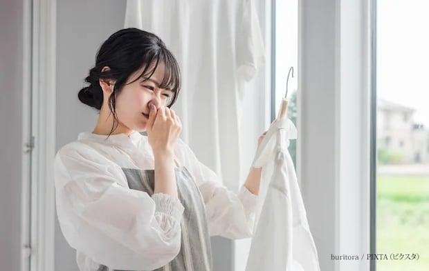 『生乾き臭に悩む主婦の女性』の写真