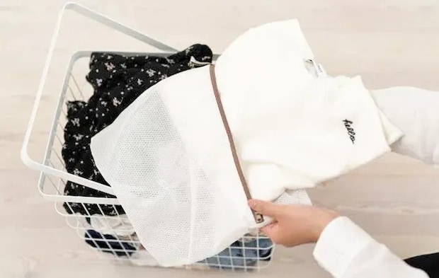 『ニットを洗濯ネットに入れる』写真（撮影：Heulie）