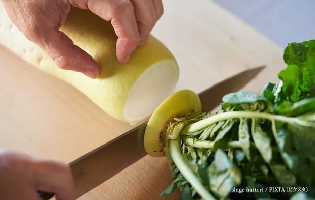 『大根を切り分ける』写真