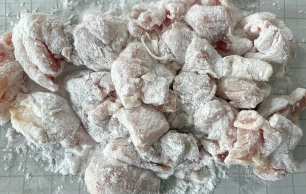 鶏肉に片栗粉をまぶした画像（撮影：エニママ）