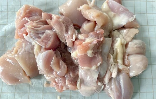 鶏もも肉をひと口大にカットした画像（撮影：エニママ）