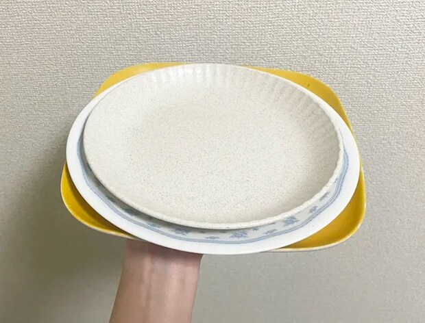 重ねた皿の写真（撮影：grapeライフハック編集部）