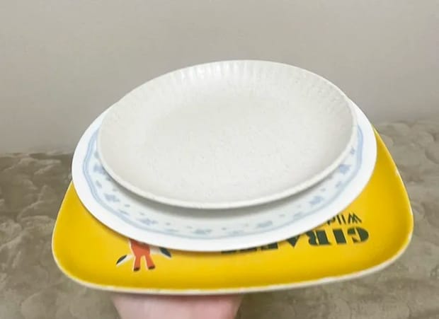 皿を揺らす写真（撮影：grapeライフハック編集部）