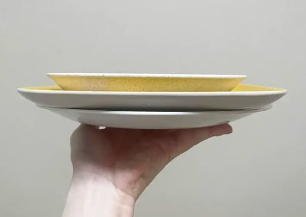 一番大きい皿を真ん中に重ねた写真（撮影：grapeライフハック編集部）