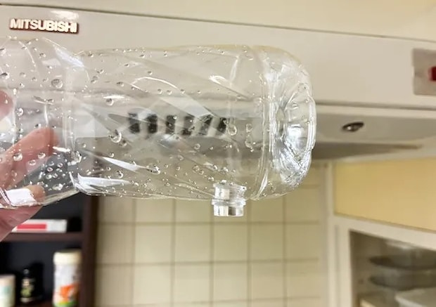 マグネットを使ったペットボトルの乾燥（撮影：grapeライフハック編集部）