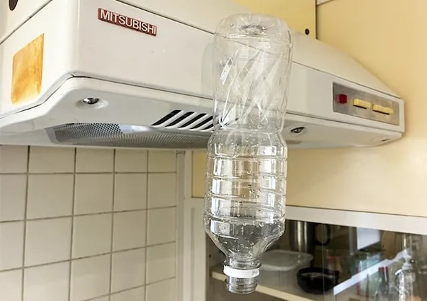 マグネットを使ったペットボトルの乾燥（撮影：grapeライフハック編集部）