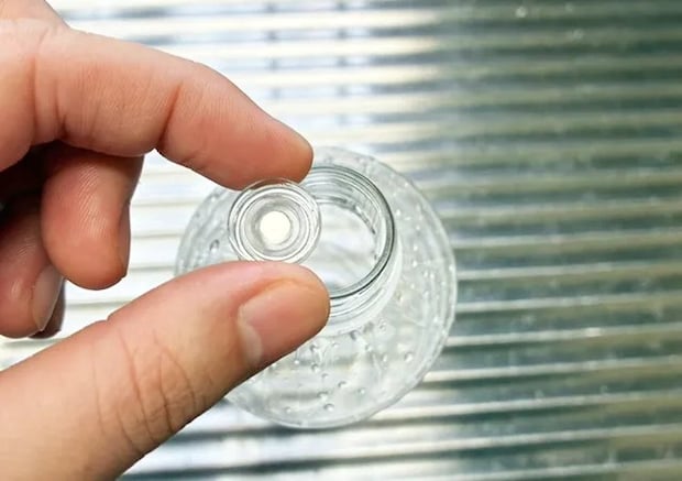 マグネットを使ったペットボトルの乾燥（撮影：grapeライフハック編集部）