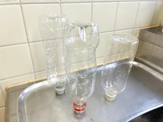 もう直置きしない！　洗ったペットボトルを『浮かせて収納』するワザに「悩みが解決！」