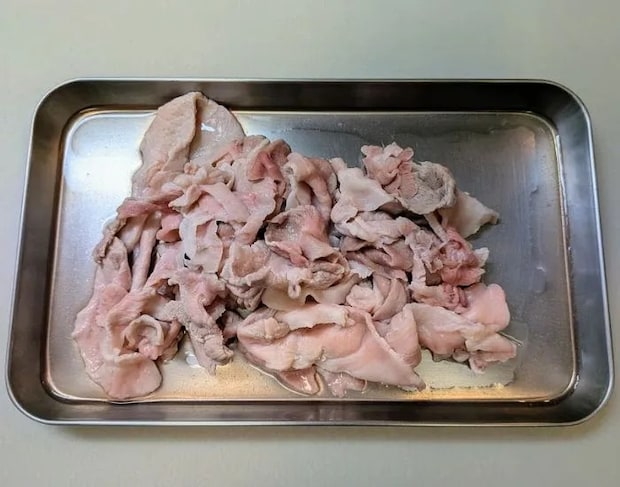 肉を引き上げて広げた様子（撮影：grapeフード編集部）