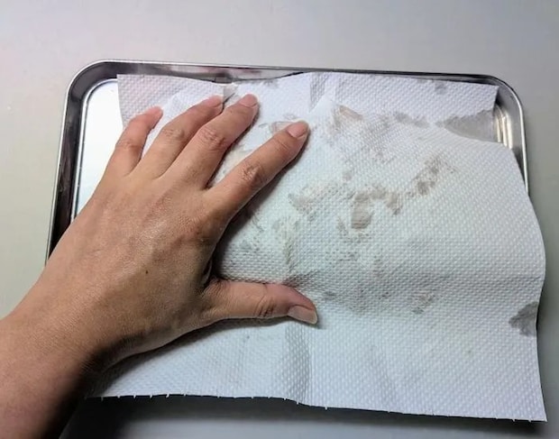 水分を拭き取る様子（撮影：grapeフード編集部）