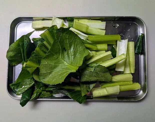 小松菜を切る様子（撮影：grapeフード編集部）