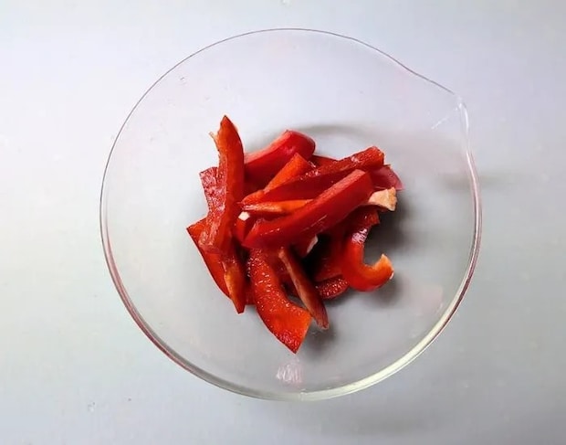 パプリカを切る様子（撮影：grapeフード編集部）