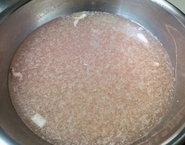 お湯に脂が浮いている様子（撮影：grapeフード編集部）