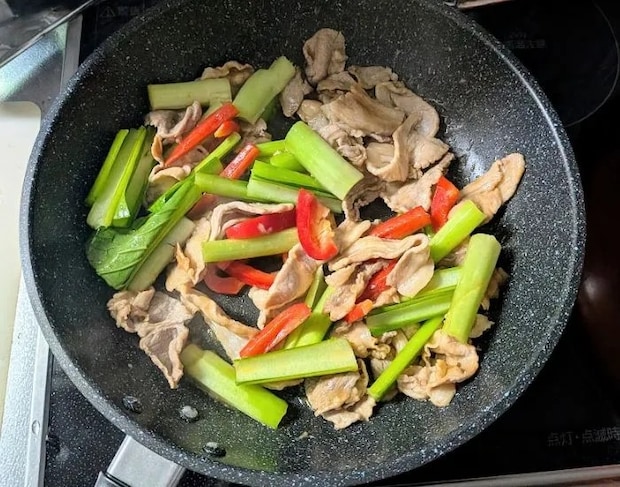 野菜を加えて炒める様子（撮影：grapeフード編集部）