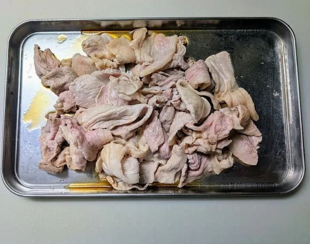 下味をつける様子（撮影：grapeフード編集部）