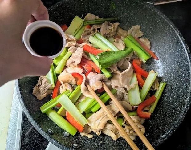 調味料を加える様子（撮影：grapeフード編集部）