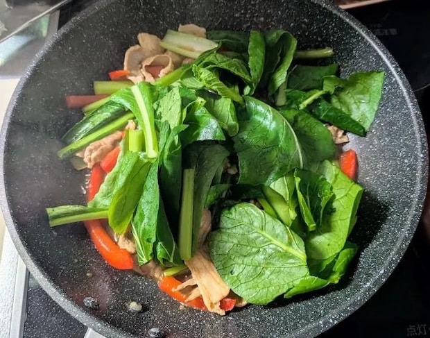 葉を加える様子（撮影：grapeフード編集部）