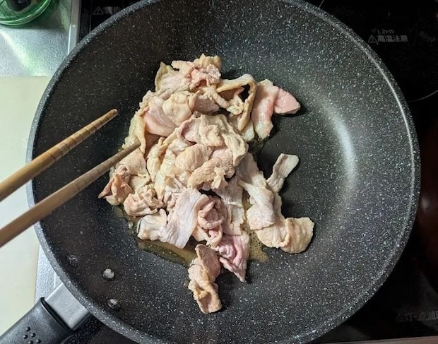 肉を炒める様子（撮影：grapeフード編集部）