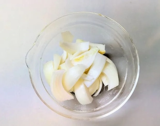 タマネギを切る様子（撮影：grapeフード編集部）