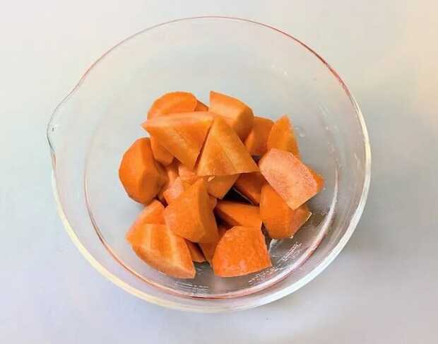 ニンジンを切る様子（撮影：grapeフード編集部）