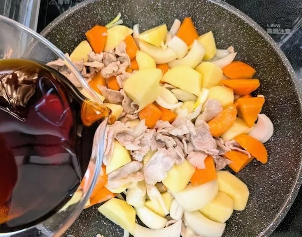 煮汁を加える様子（撮影：grapeフード編集部）