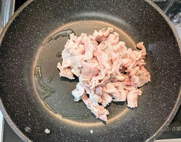 肉を炒める様子（撮影：grapeフード編集部）