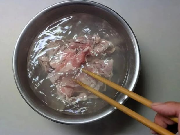 豚こま肉をお湯にくぐらせると？　まさかの裏技に「もっと早く知りたかった」「絶対やる」