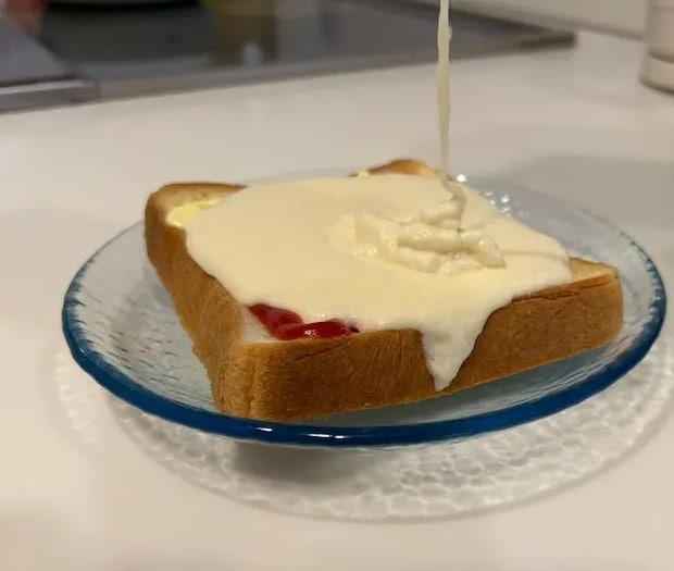 チーズがとろりとあふれている様子（撮影：grapeフード編集部）