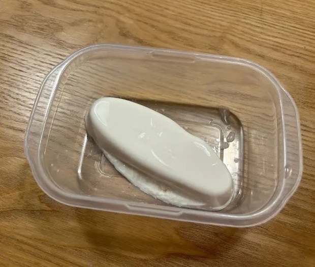 耐熱容器にけんちゃん豆腐を入れた様子（撮影：grapeフード編集部）