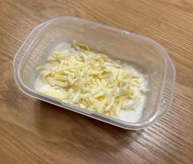 豆腐にチーズを加えた様子（撮影：grapeフード編集部）