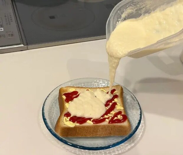 ピザトーストにチーズをかけた様子（撮影：grapeフード編集部）