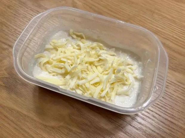 チーズと豆腐を混ぜてチンするだけ！　口当たりに「大満足」「いくらでもいける」