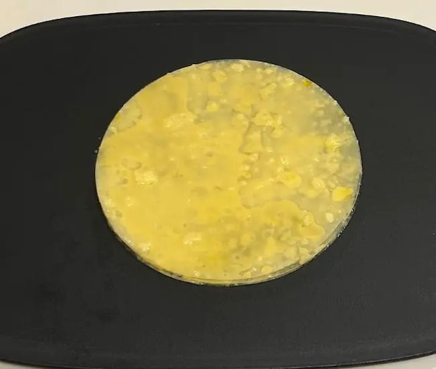 ライスペーパーを重ねた様子（撮影：grapeフード編集部）