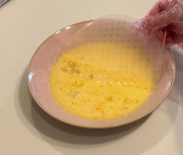 ライスペーパーを液に浸している様子（撮影：grapeフード編集部）