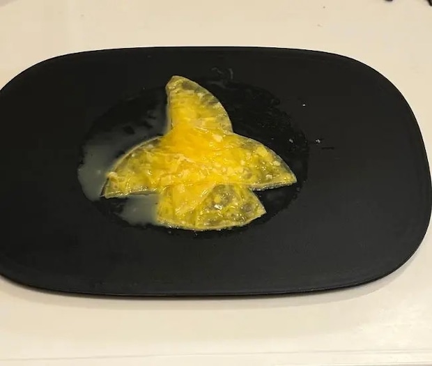 カットした生地を重ねた様子（撮影：grapeフード編集部）