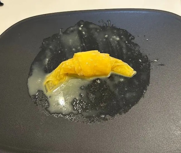 クロワッサンの形に成形した様子（撮影：grapeフード編集部）