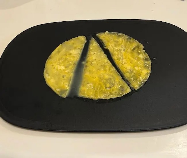 ライスペーパーを三角形にカットした様子（撮影：grapeフード編集部）