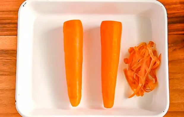 皮つきと皮を剥いたニンジンの比較写真（撮影：小泉明代）