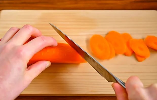 ニンジンを薄切りにしている写真（撮影：小泉明代）