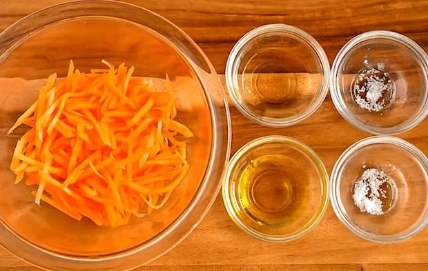 塩もみニンジンとドレッシングの材料の写真（撮影：小泉明代）