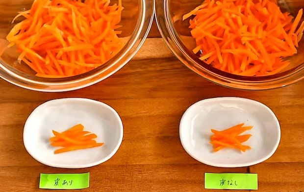 塩もみした、皮つきと皮を剥いたニンジンの比較写真（撮影：小泉明代）