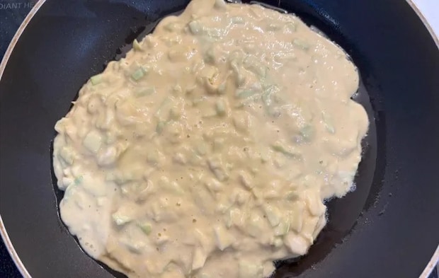 フライパンに生地を流し入れた画像（撮影：エニママ）