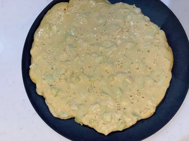 皿にのせたお好み焼き（撮影：エニママ）